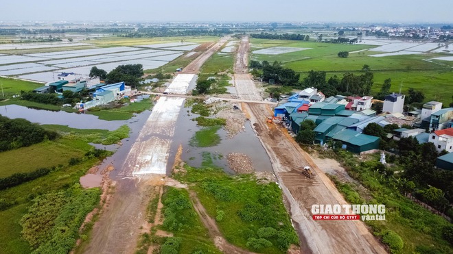 Công trường Vành đai 4 Hà Nội chằng chịt dây điện cản tiến độ thi công- Ảnh 3. Công trường Vành đai 4 Hà Nội chằng chịt dây điện cản tiến độ thi công- Ảnh 3.