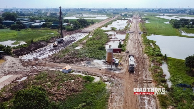 Công trường Vành đai 4 Hà Nội chằng chịt dây điện cản tiến độ thi công- Ảnh 5. Công trường Vành đai 4 Hà Nội chằng chịt dây điện cản tiến độ thi công- Ảnh 5.