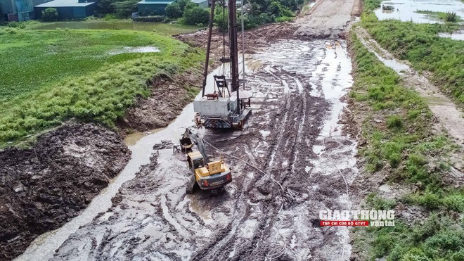Công trường Vành đai 4 Hà Nội chằng chịt dây điện cản tiến độ thi công- Ảnh 8. Công trường Vành đai 4 Hà Nội chằng chịt dây điện cản tiến độ thi công- Ảnh 8.