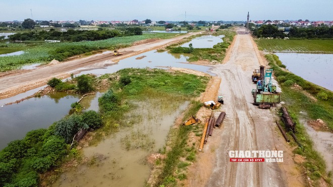 Công trường Vành đai 4 Hà Nội chằng chịt dây điện cản tiến độ thi công- Ảnh 4. Công trường Vành đai 4 Hà Nội chằng chịt dây điện cản tiến độ thi công- Ảnh 4.