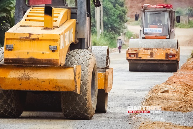 Tăng tốc thi công đường nối Nghĩa Lộ với cao tốc Nội Bài -Lào Cai những ngày nắng như đổ lửa- Ảnh 4. Tăng tốc thi công đường nối Nghĩa Lộ với cao tốc Nội Bài -Lào Cai những ngày nắng như đổ lửa- Ảnh 4.