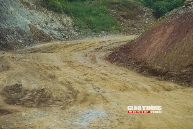 Tăng tốc thi công đường nối Nghĩa Lộ với cao tốc Nội Bài -Lào Cai những ngày nắng như đổ lửa- Ảnh 15. Tăng tốc thi công đường nối Nghĩa Lộ với cao tốc Nội Bài -Lào Cai những ngày nắng như đổ lửa- Ảnh 15.