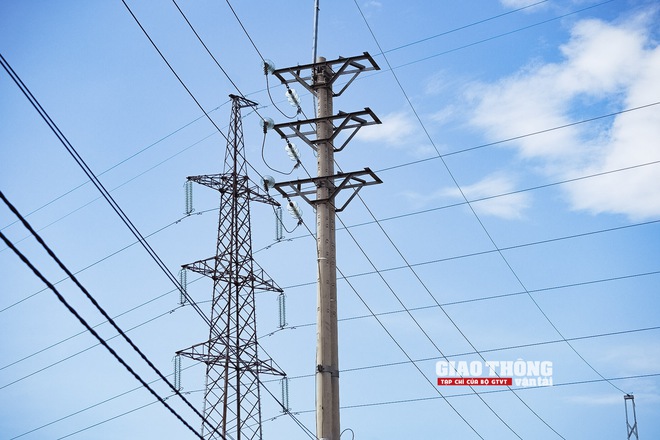 Công trường Vành đai 4 Hà Nội chằng chịt dây điện cản tiến độ thi công- Ảnh 14. Công trường Vành đai 4 Hà Nội chằng chịt dây điện cản tiến độ thi công- Ảnh 14.