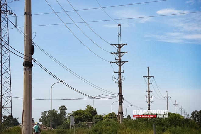 Công trường Vành đai 4 Hà Nội chằng chịt dây điện cản tiến độ thi công- Ảnh 20. Công trường Vành đai 4 Hà Nội chằng chịt dây điện cản tiến độ thi công- Ảnh 20.