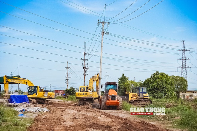 Công trường Vành đai 4 Hà Nội chằng chịt dây điện cản tiến độ thi công- Ảnh 13. Công trường Vành đai 4 Hà Nội chằng chịt dây điện cản tiến độ thi công- Ảnh 13.