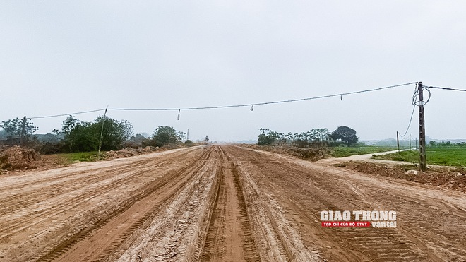 Công trường Vành đai 4 Hà Nội chằng chịt dây điện cản tiến độ thi công- Ảnh 17. Công trường Vành đai 4 Hà Nội chằng chịt dây điện cản tiến độ thi công- Ảnh 17.