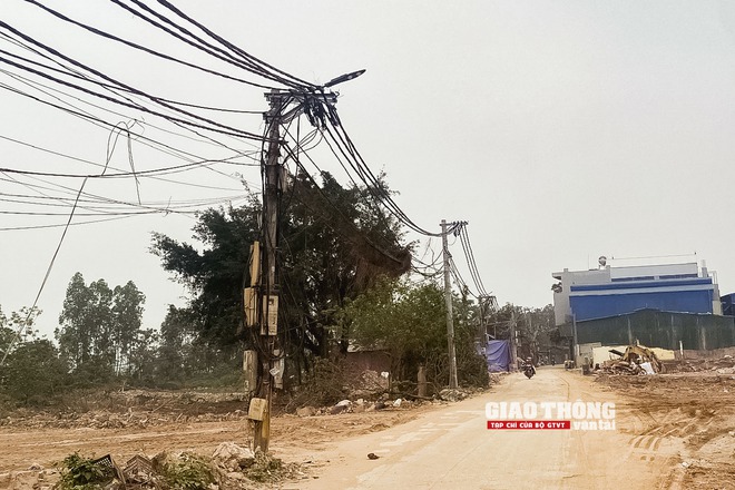 Công trường Vành đai 4 Hà Nội chằng chịt dây điện cản tiến độ thi công- Ảnh 18. Công trường Vành đai 4 Hà Nội chằng chịt dây điện cản tiến độ thi công- Ảnh 18.