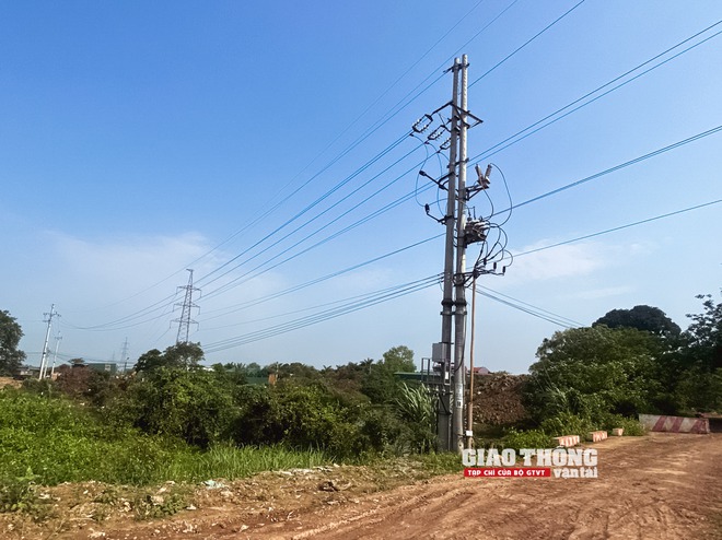 Công trường Vành đai 4 Hà Nội chằng chịt dây điện cản tiến độ thi công- Ảnh 26. Công trường Vành đai 4 Hà Nội chằng chịt dây điện cản tiến độ thi công- Ảnh 26.