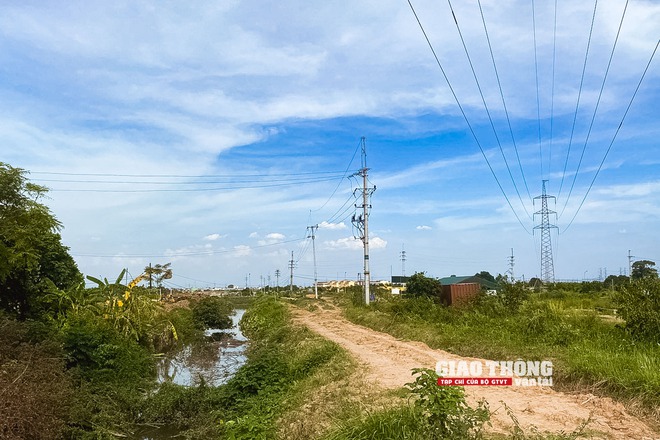 Công trường Vành đai 4 Hà Nội chằng chịt dây điện cản tiến độ thi công- Ảnh 25. Công trường Vành đai 4 Hà Nội chằng chịt dây điện cản tiến độ thi công- Ảnh 25.