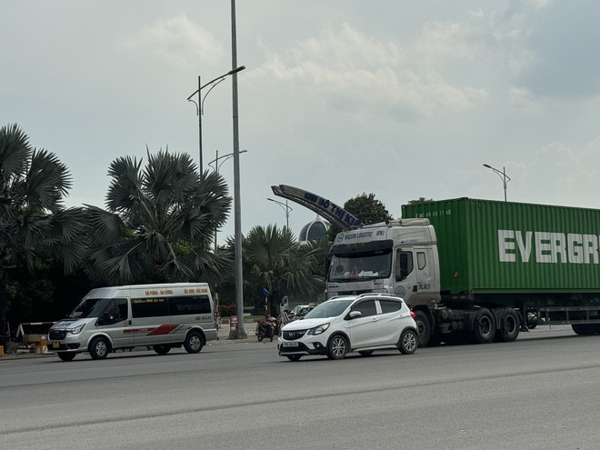 Xe dù, bến cóc, thường xuyên hoạt động trước cổng KĐT Him Lam, TP. Bắc Ninh- Ảnh 1.