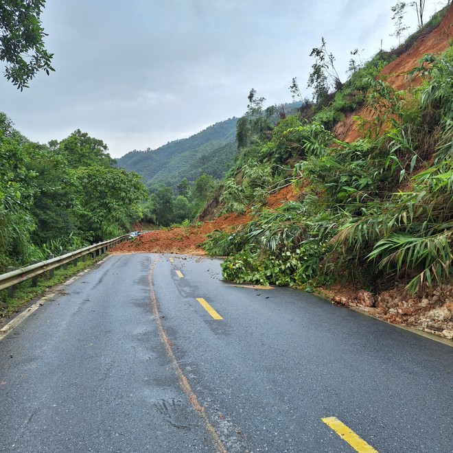 Tổ chức phân luồng giao thông từ xa khu vực xảy ra sụt lở đất- Ảnh 1.