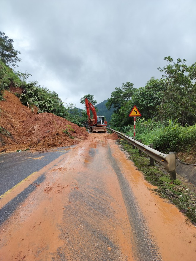 Tổ chức phân luồng giao thông từ xa khu vực xảy ra sụt lở đất- Ảnh 2.