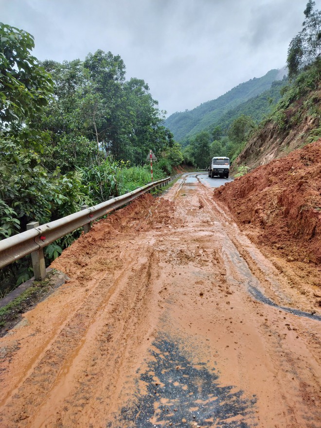Tổ chức phân luồng giao thông từ xa khu vực xảy ra sụt lở đất- Ảnh 3.