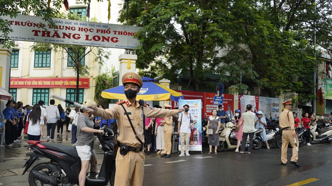 Tuần tra, ứng trực bảo đảm giao thông thông suốt, an toàn tại các điểm thi THPT- Ảnh 4.