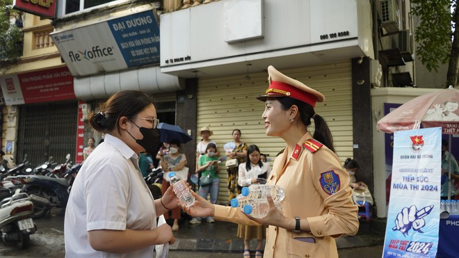 Tuần tra, ứng trực bảo đảm giao thông thông suốt, an toàn tại các điểm thi THPT- Ảnh 3.