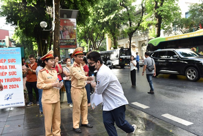 Tuần tra, ứng trực bảo đảm giao thông thông suốt, an toàn tại các điểm thi THPT- Ảnh 2.