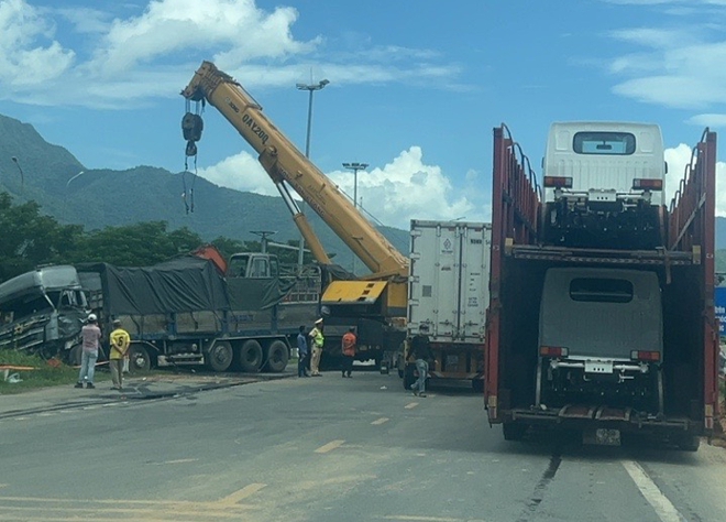 Video hiện trường vụ TNGT xe đầu kéo và ô tô tải trên đường Nam Hải Vân, 1 người bị thương- Ảnh 1.