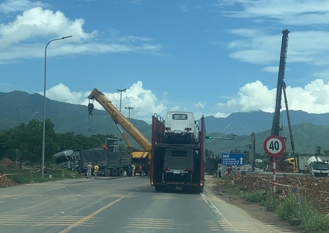 Video hiện trường vụ TNGT xe đầu kéo và ô tô tải trên đường Nam Hải Vân, 1 người bị thương- Ảnh 2.