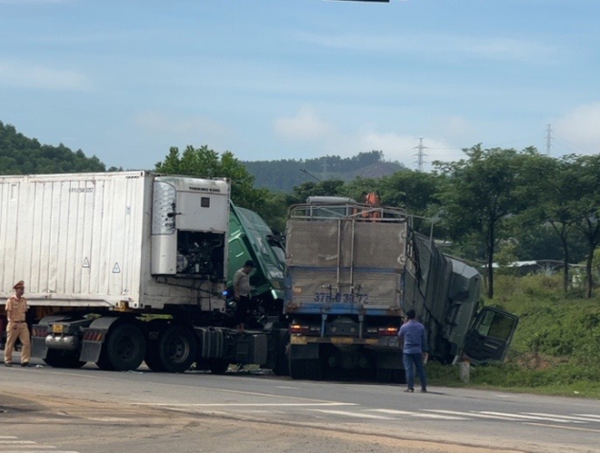 Video hiện trường vụ TNGT xe đầu kéo và ô tô tải trên đường Nam Hải Vân, 1 người bị thương- Ảnh 6.
