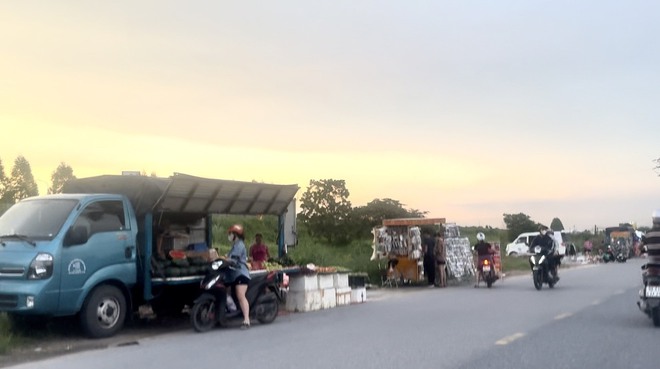 Bắc Giang: Chợ cóc “mọc” hết đường gom QL1 thuộc thị xã Việt Yên- Ảnh 1. Bắc Giang: Chợ cóc “mọc” hết đường gom QL1 thuộc thị xã Việt Yên- Ảnh 1.