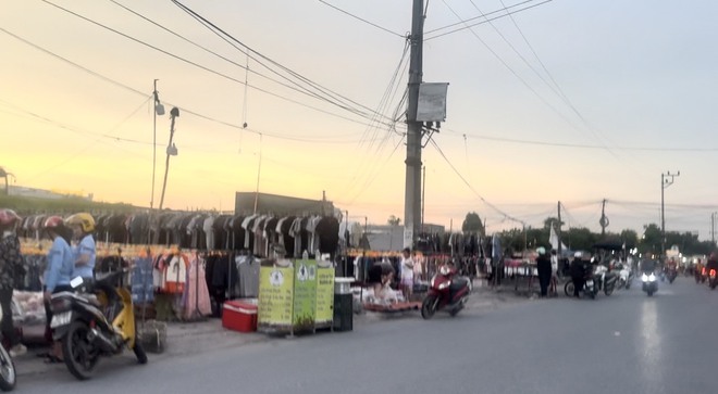 Bắc Giang: Chợ cóc “mọc” hết đường gom QL1 thuộc thị xã Việt Yên- Ảnh 2. Bắc Giang: Chợ cóc “mọc” hết đường gom QL1 thuộc thị xã Việt Yên- Ảnh 2.