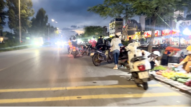 Bắc Giang: Chợ cóc “mọc” hết đường gom QL1 thuộc thị xã Việt Yên- Ảnh 5. Bắc Giang: Chợ cóc “mọc” hết đường gom QL1 thuộc thị xã Việt Yên- Ảnh 5.