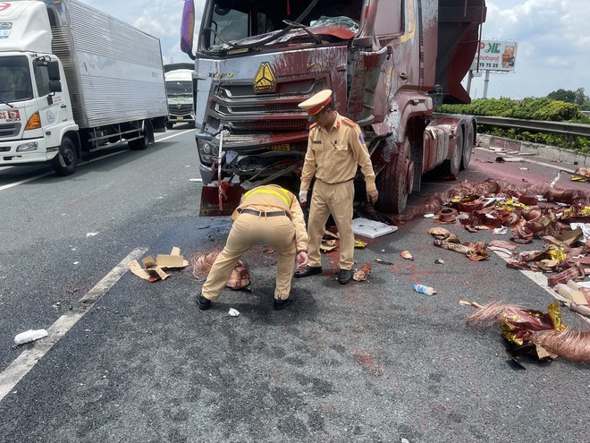 Hiện trường vụ TNGT xe tải nổ lốp trên cao tốc- Ảnh 3. Hiện trường vụ TNGT xe tải nổ lốp trên cao tốc- Ảnh 3.