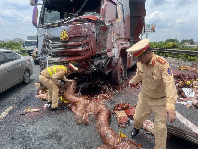 Hiện trường vụ TNGT xe tải nổ lốp trên cao tốc- Ảnh 1. Hiện trường vụ TNGT xe tải nổ lốp trên cao tốc- Ảnh 1.