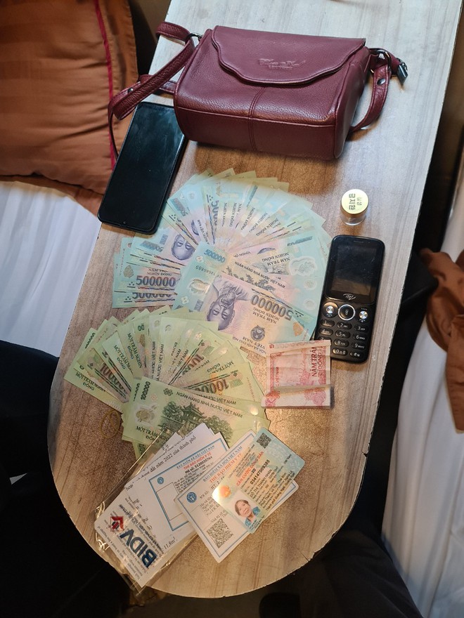 Tổ tàu SE2 trao trả tài sản có giá trị tới tận tay hành khách- Ảnh 1.