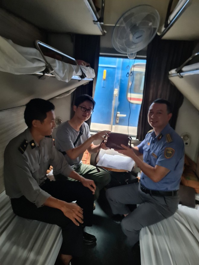 Tổ tàu SE2 trao trả tài sản có giá trị tới tận tay hành khách- Ảnh 2.