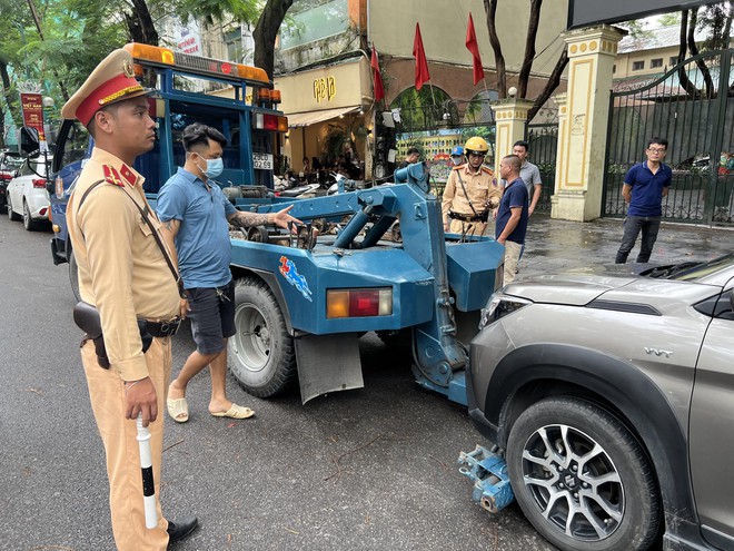 Xử lý hàng loạt ôtô con đỗ lấn chiếm điểm chờ xe buýt ở Hà Nội- Ảnh 1.