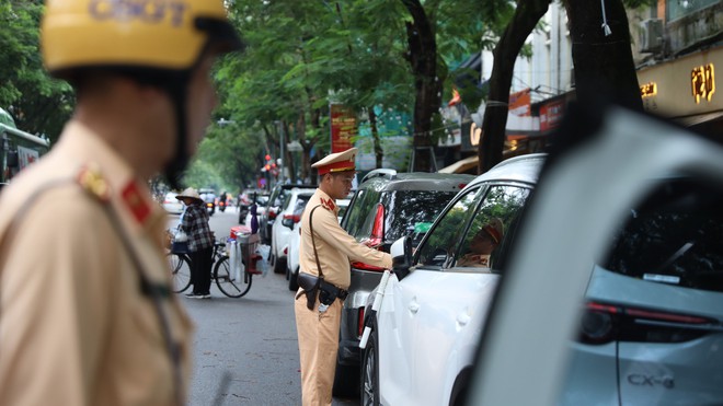 Xử lý hàng loạt ôtô con đỗ lấn chiếm điểm chờ xe buýt ở Hà Nội- Ảnh 3.
