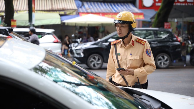 Xử lý hàng loạt ôtô con đỗ lấn chiếm điểm chờ xe buýt ở Hà Nội- Ảnh 5.