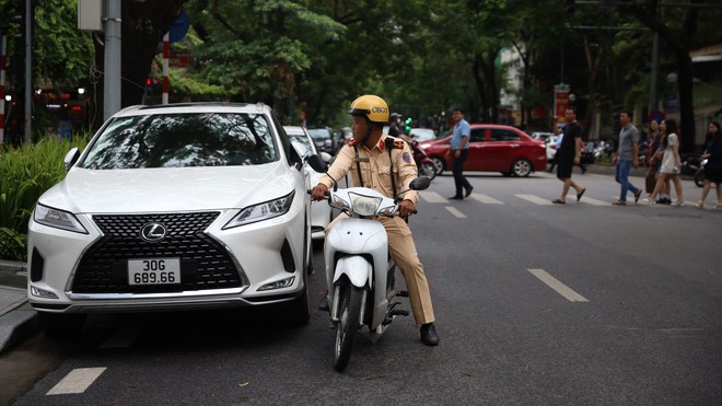 Xử lý hàng loạt ôtô con đỗ lấn chiếm điểm chờ xe buýt ở Hà Nội- Ảnh 2.