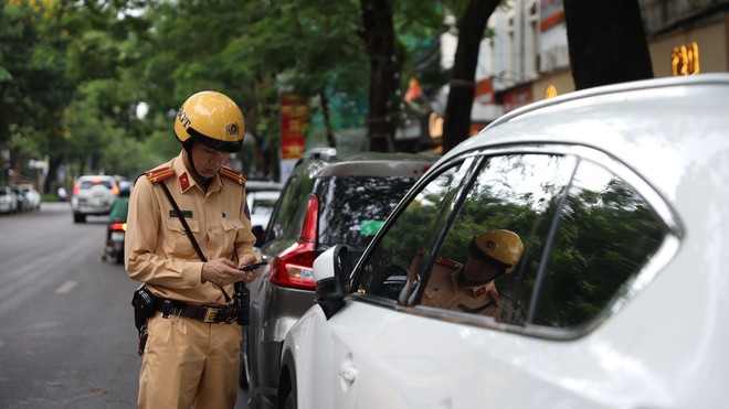 Xử lý hàng loạt ôtô con đỗ lấn chiếm điểm chờ xe buýt ở Hà Nội- Ảnh 4.