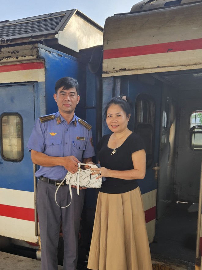 Tổ tàu trao trả khách số tài sản trị giá gần 40 triệu đồng bỏ quên - Ảnh 1. Tổ tàu trao trả khách số tài sản trị giá gần 40 triệu đồng bỏ quên - Ảnh 1.