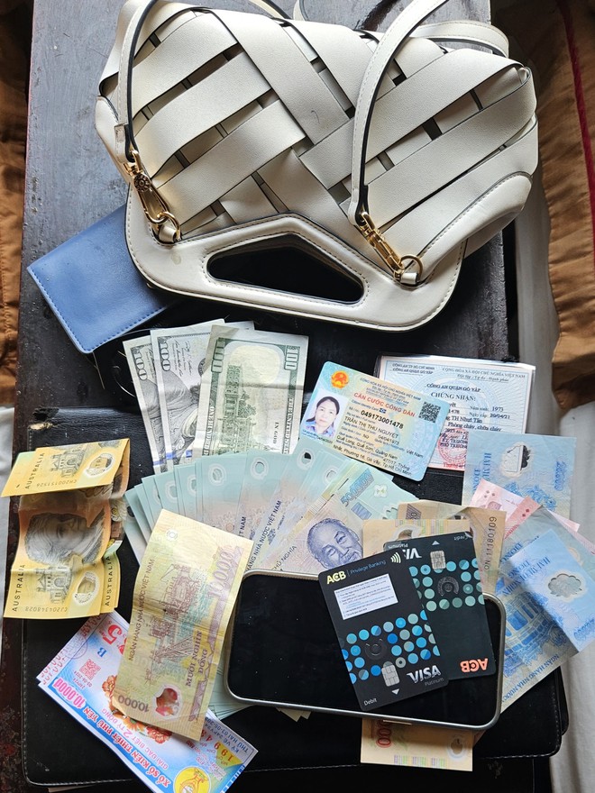 Tổ tàu trao trả khách số tài sản trị giá gần 40 triệu đồng bỏ quên - Ảnh 2. Tổ tàu trao trả khách số tài sản trị giá gần 40 triệu đồng bỏ quên - Ảnh 2.