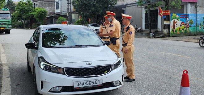 Yên Bái: CSGT hóa trang ghi hình xe đầu kéo chạy quá tốc độ khu đông dân cư- Ảnh 1.