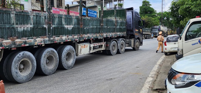 Yên Bái: CSGT hóa trang ghi hình xe đầu kéo chạy quá tốc độ khu đông dân cư- Ảnh 4.