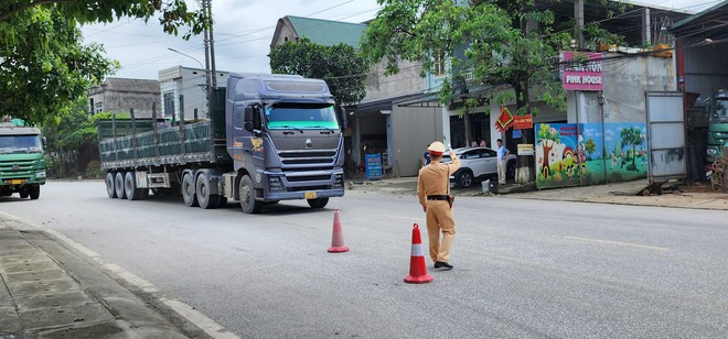 Yên Bái: CSGT hóa trang ghi hình xe đầu kéo chạy quá tốc độ khu đông dân cư- Ảnh 6.