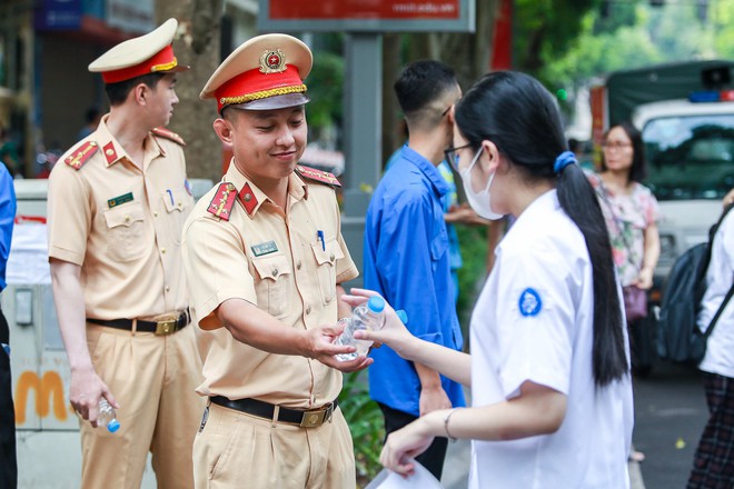 CSGT đảm bảo giao thông, phát nước miễn phí cho các em thi vào lớp 10- Ảnh 1. CSGT đảm bảo giao thông, phát nước miễn phí cho các em thi vào lớp 10- Ảnh 1.