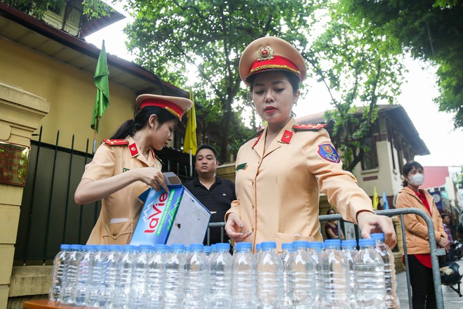 CSGT đảm bảo giao thông, phát nước miễn phí cho các em thi vào lớp 10- Ảnh 2. CSGT đảm bảo giao thông, phát nước miễn phí cho các em thi vào lớp 10- Ảnh 2.