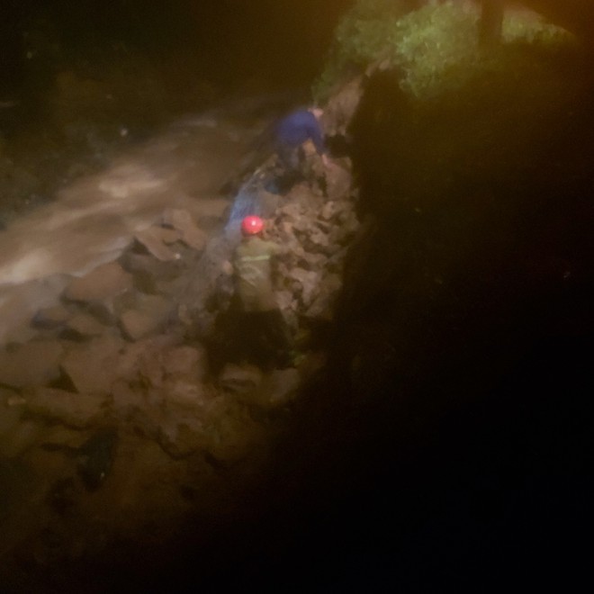 Trắng đêm khắc phục sạt lở trên QL37- Ảnh 1.