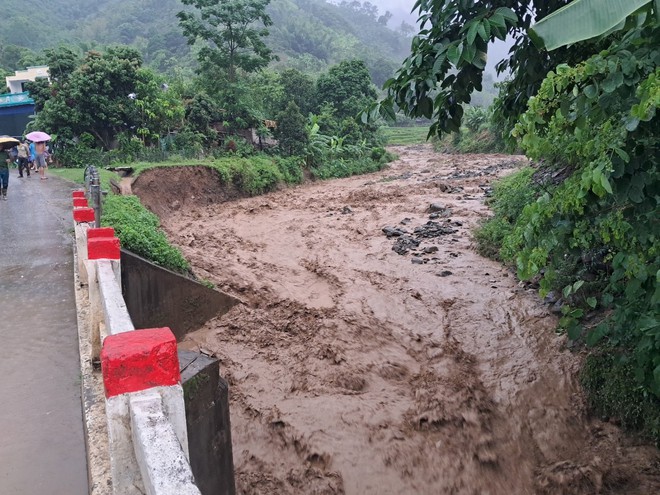 Trắng đêm khắc phục sạt lở trên QL37- Ảnh 4.