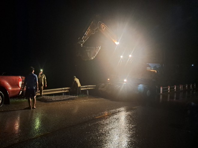 Trắng đêm khắc phục sạt lở trên QL37- Ảnh 2.