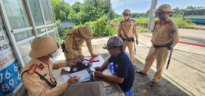 Biết chạy quá tốc độ, lái xe rẽ đường khác để trốn nhưng CSGT đã có 