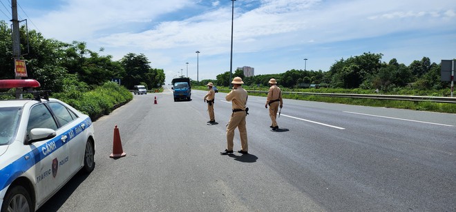 Biết chạy quá tốc độ, lái xe rẽ đường khác để trốn nhưng CSGT đã có 