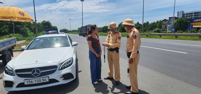 Biết chạy quá tốc độ, lái xe rẽ đường khác để trốn nhưng CSGT đã có 