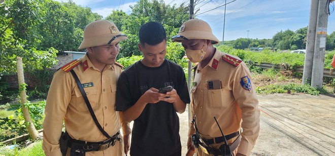 Biết chạy quá tốc độ, lái xe rẽ đường khác để trốn nhưng CSGT đã có 