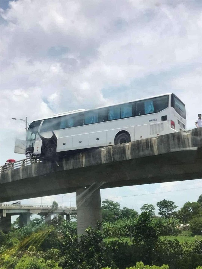Cận cảnh xe chở công nhân lơ lửng trên thành cầu ở Bắc Ninh- Ảnh 2.